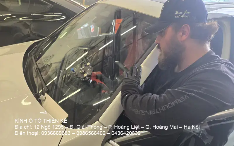 Kỹ thuật viên kiểm tra kính ô tô tại Hà Nội trong dịch vụ thay kính ô tô