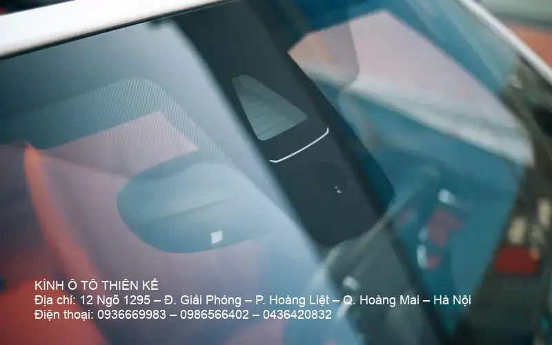 Hình ảnh cảm biến ADAS tiên tiến trên kính chắn gió cần hiệu chỉnh chính xác sau thay kính ô tô.