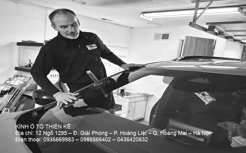 Replacing auto glass on a car