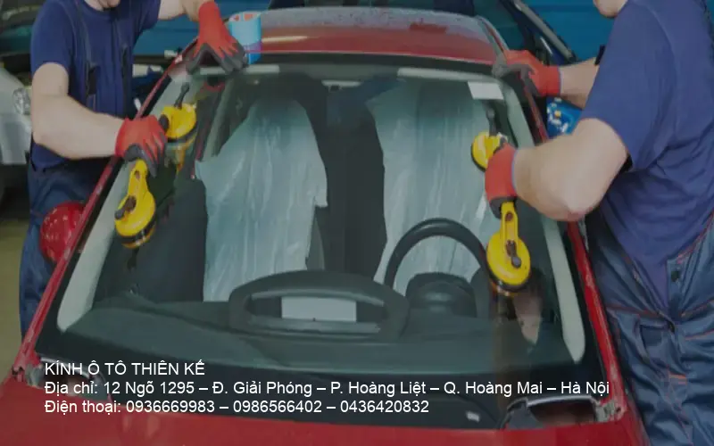 Technician replacing car windshield for thay kính ô tô tại nhà