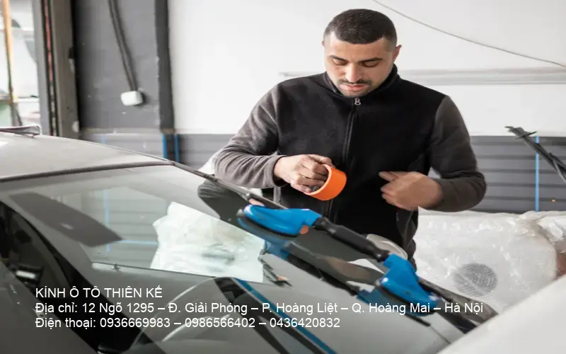 Kỹ thuật viên thay kính ô tô gần đây chuẩn kỹ thuật an toàn