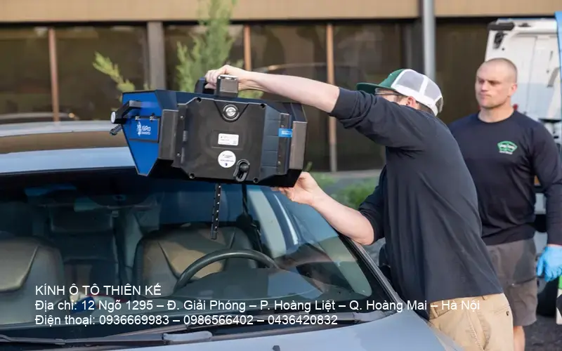Man repairing vehicle glass - Brano