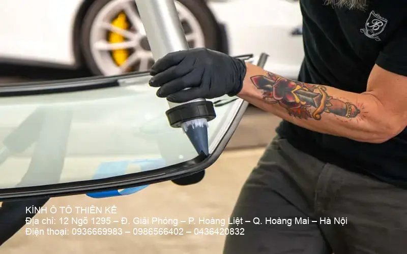 Thay kính chắn gió ô tô chính hãng cho xe sang, quy trình chuyên nghiệp