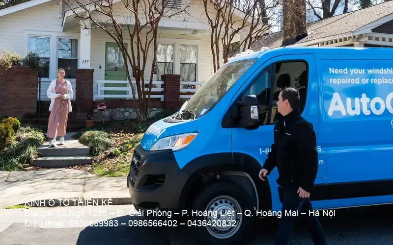 Mobile technician arriving for repair