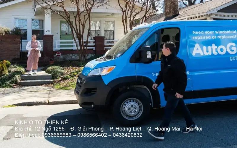 Xe dịch vụ thay kính ô tô tại nhà chuyên nghiệp với logo nổi bật