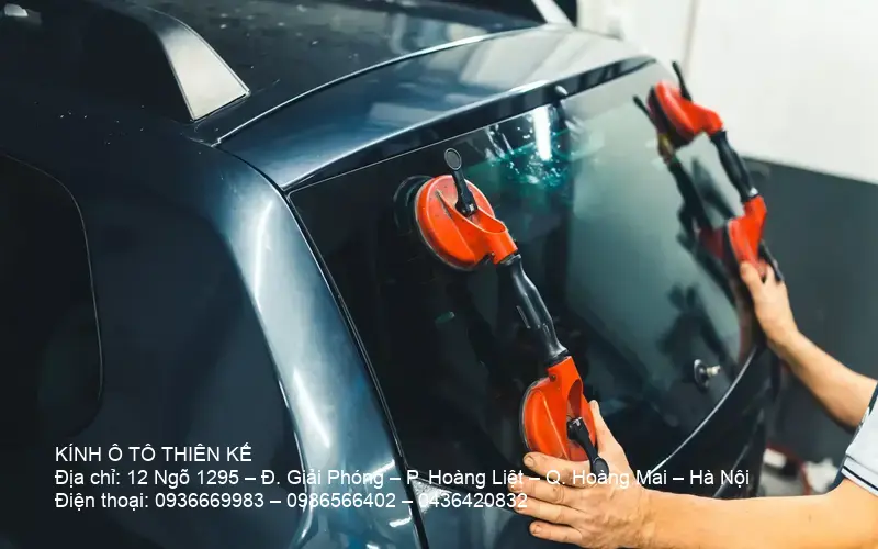 Kỹ thuật viên thay kính chắn gió ô tô chuyên nghiệp với hiệu chỉnh ADAS