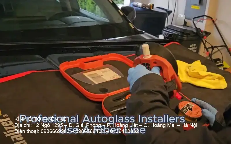 Experts install autoglass using fiber materials