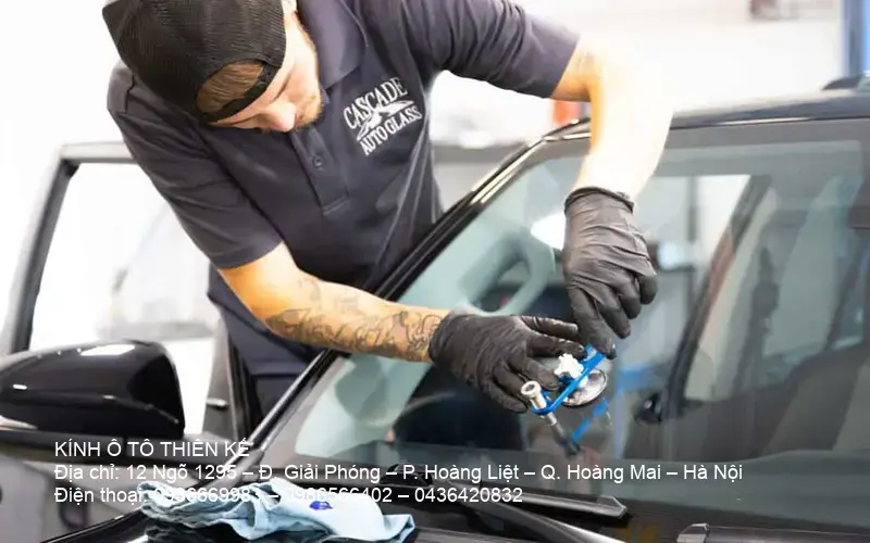 Dịch vụ sửa kính chắn gió ô tô chuyên nghiệp tại nhà cho xe SUV