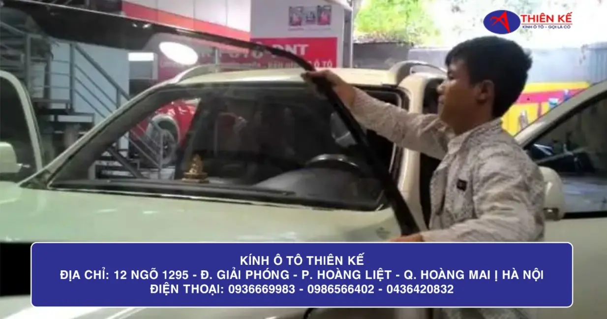 Hình ảnh thiết bị suction cup và keo urethane trong quy trình lắp đặt kính chắn gió ô tô chính hãng