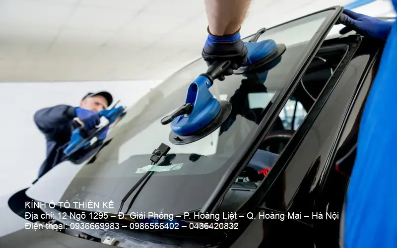 Kỹ thuật viên thay kính ô tô chuyên nghiệp với thiết bị hiện đại và hiệu chỉnh ADAS