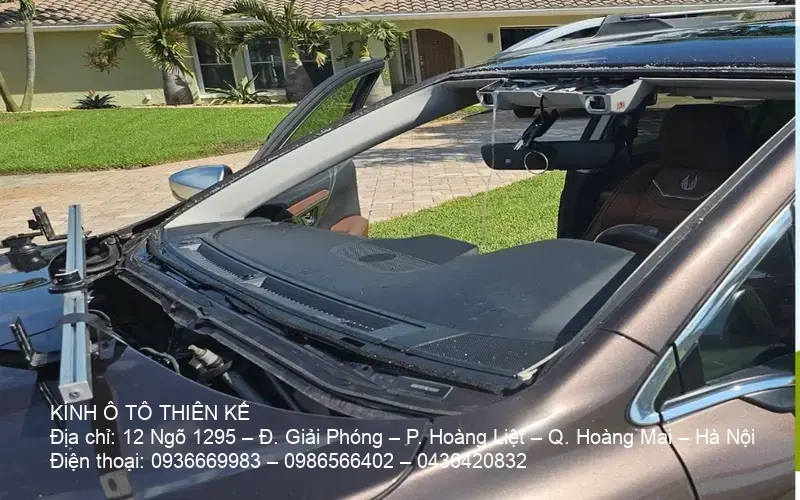 Kỹ thuật viên lắp kính chắn gió ô tô chính hãng với bảo hành trọn đời