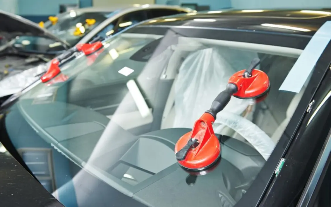 Việc thay kính chắn gió ô tô đang chờ khô.