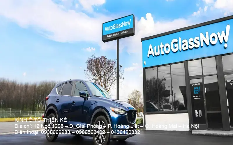 Kỹ thuật viên sửa kính ô tô giá rẻ Hà Nội dùng công nghệ GlasWeld