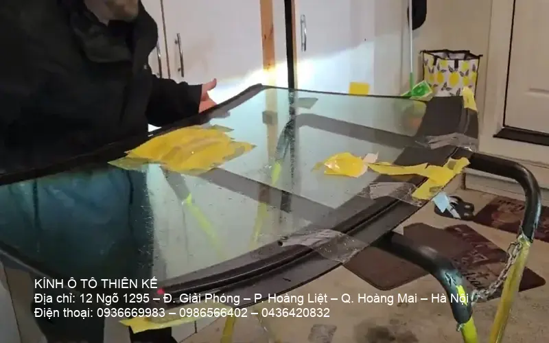 Thợ kỹ thuật bắn keo urethane trong quy trình thay kính ô tô chuyên nghiệp