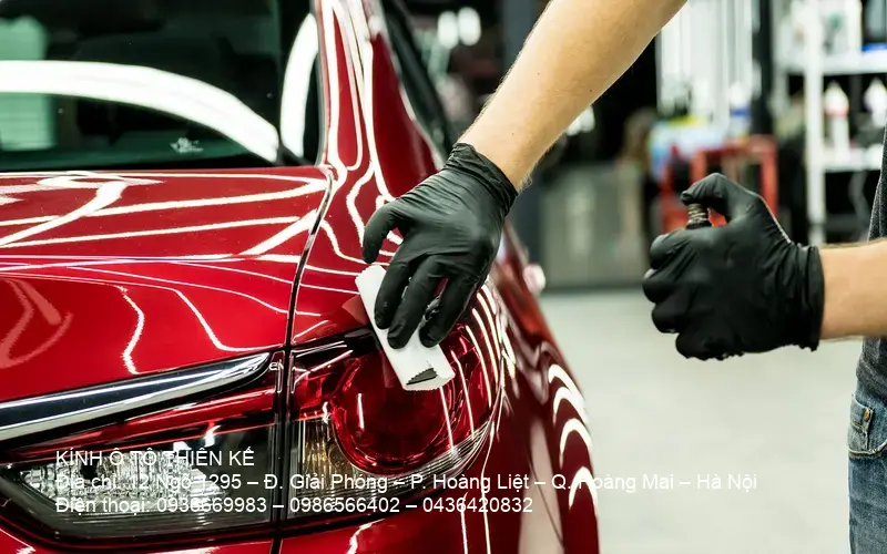 Vết nứt kính chắn gió ô tô cần thay thế để đảm bảo an toàn giao thông