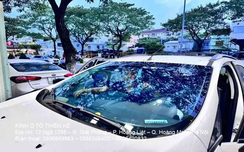Professional car glass replacement in Da Nang