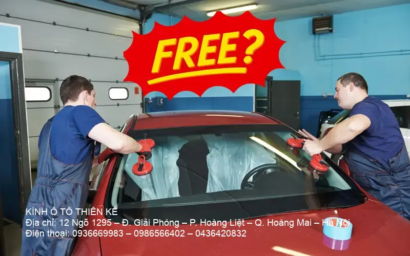 Kỹ thuật viên thay kính chắn gió ô tô chính hãng tại Hà Nội