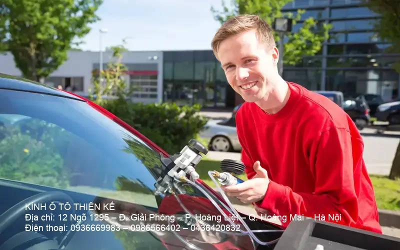 Kỹ thuật viên thay kính ô tô chất lượng tại trung tâm dịch vụ chuyên nghiệp