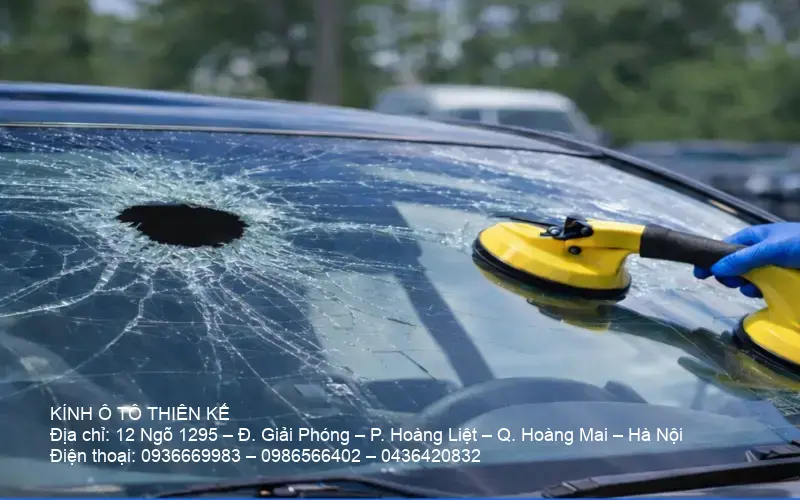 Thay kính ô tô tận nơi Hà Nội chuyên nghiệp, nhanh chóng và an toàn