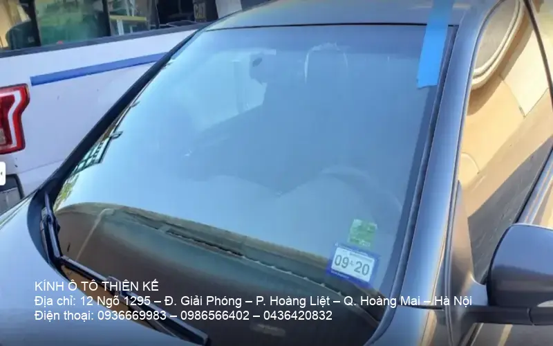 Kính Ô Tô Giá Rẻ Hà Nội - Thay Kính Chuyên Nghiệp Tại Gara Technician repairing car glass in Houston