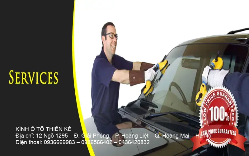 Kỹ thuật viên thay kính ô tô chính hãng tại Hà Nội