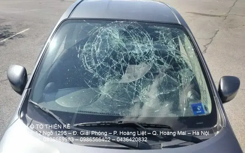 Technician repairing car windshield during affordable kính ô tô giá rẻ Hà Nội service
