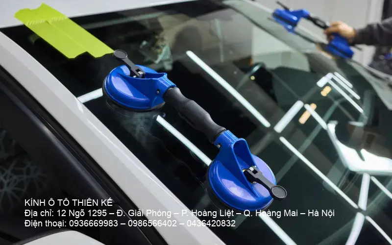 Mobile auto glass repair scene