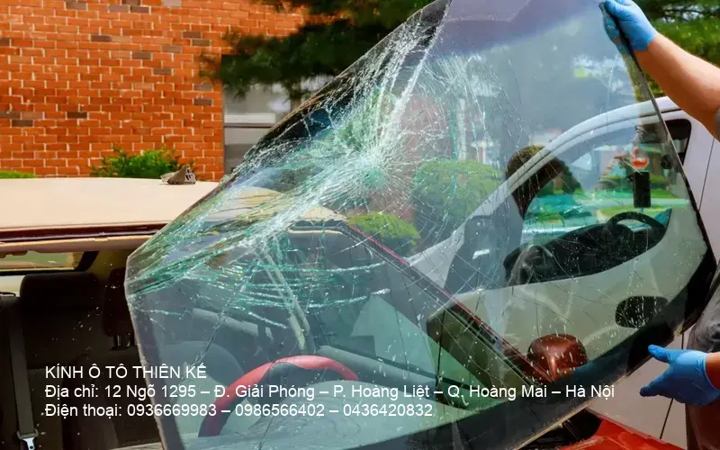Windshield replacement procedure in a reputable Hà Nội kính ô tô giá rẻ service center