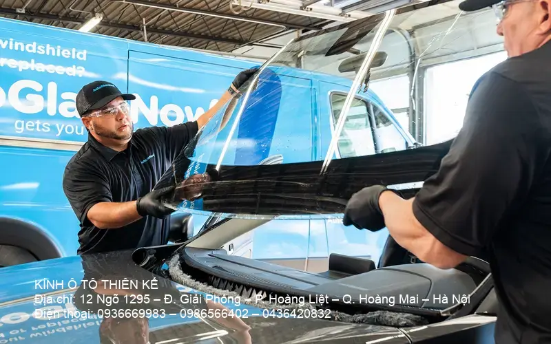 Kỹ thuật viên sửa kính ô tô giá rẻ Hà Nội chuyên nghiệp