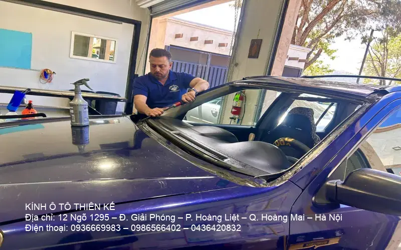 Professional car windshield replacement service in Hanoi