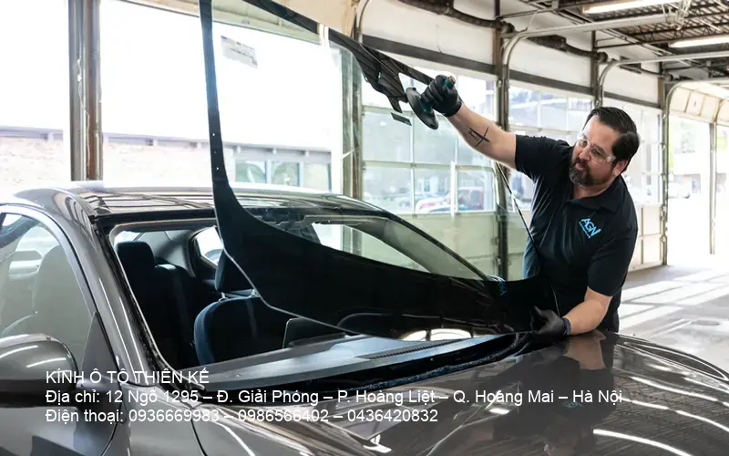 Mobile windshield replacement service in Hanoi
