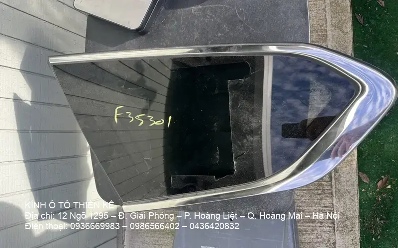 Kính chắn gió Hyundai SantaFe chính hãng nền trắng