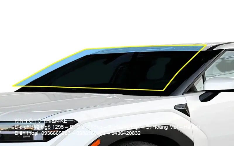 Xe Hyundai SantaFe đỗ trong thành phố thể hiện dịch vụ thay kính chính hãng