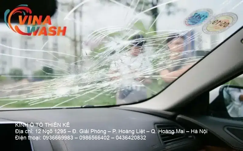 Automobile windshield being replaced Kỹ thuật viên thay kính ô tô tải chuyên nghiệp - minh bạch chi phí