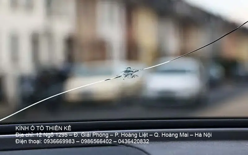 Onsite car windshield replacement service in Hanoi