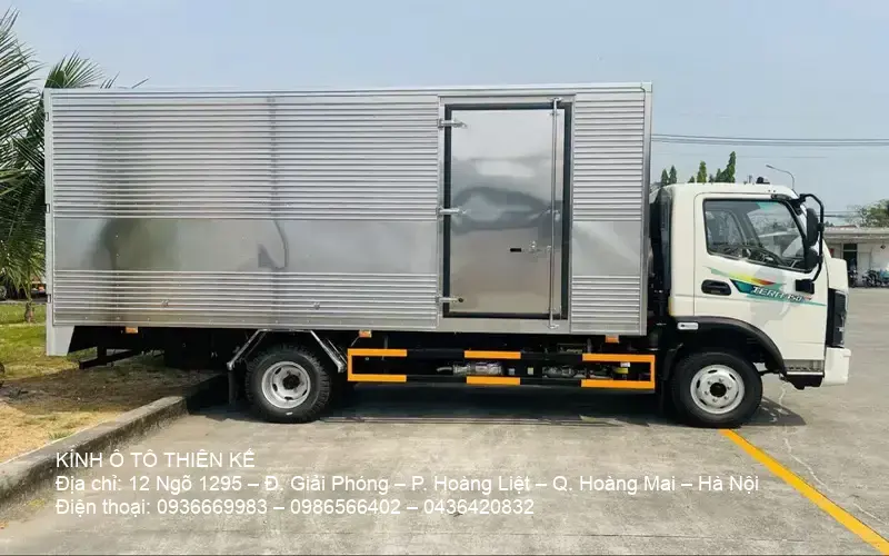 Xe tải đông đúc trên đường phố Hà Nội minh họa nhu cầu thay kính xe tải Hà Nội