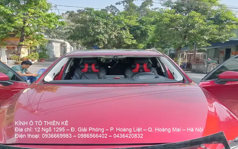 Close-up quy trình thay kính xe khách giường nằm bằng keo urethane