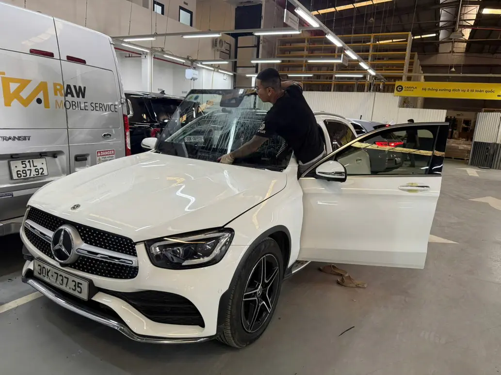 Mercedes windshield removal and damage inspection at Kính ô tô Thiên Kế workshop