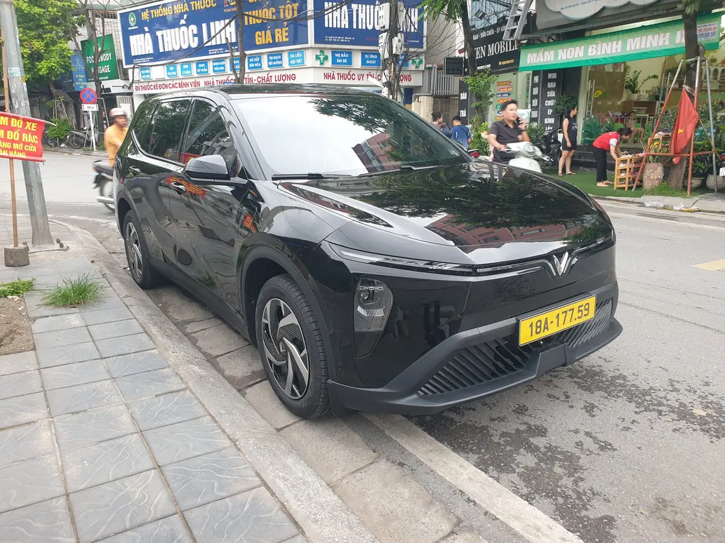 Thi công thay kính chắn gió xe ô tô VinFast VF8 với quy trình tháo lắp chuyên nghiệp tại Kính ô tô Thiên Kế