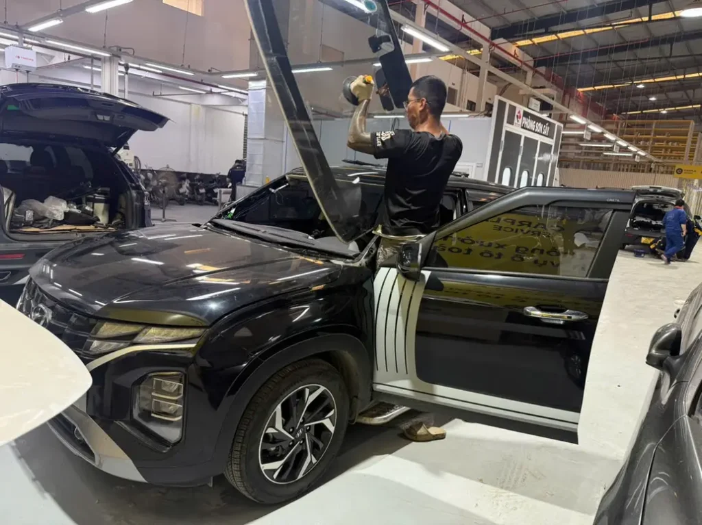 Lắp kính lái Hyundai SantaFe tại Gara Thiên Kế uy tín Hà Nội