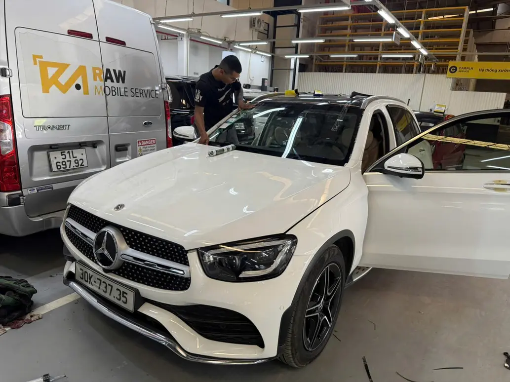 Mercedes windshield installation and sensor calibration at Kính ô tô Thiên Kế