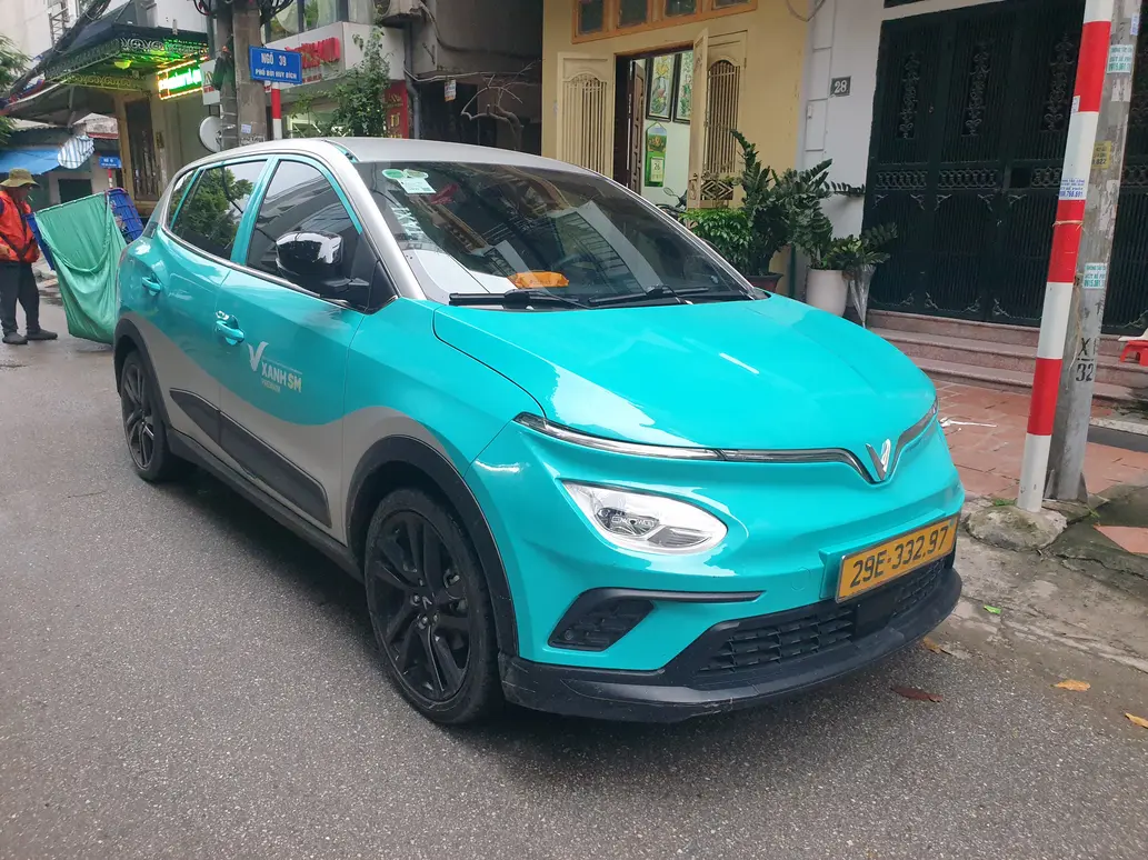 Lắp đặt kính chắn gió VinFast VF8 có cảm biến ADAS, bảo đảm hiệu năng camera và an toàn hệ thống