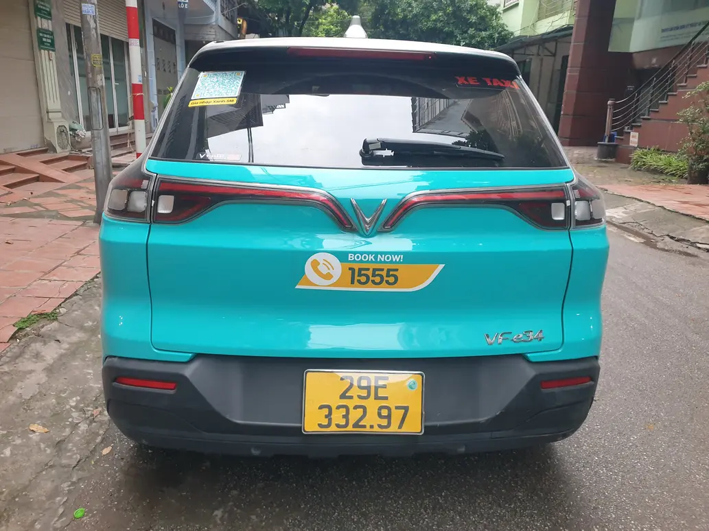 Authentic VinFast President genuine door glass installation and OEM verification at Kính Ô Tô Thiên Kế