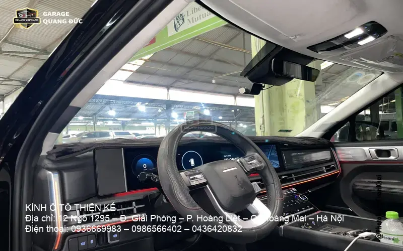 Người lái xe SantaFe quan sát vết nứt kính lái ảnh hưởng cảm biến HUD và tầm nhìn an toàn