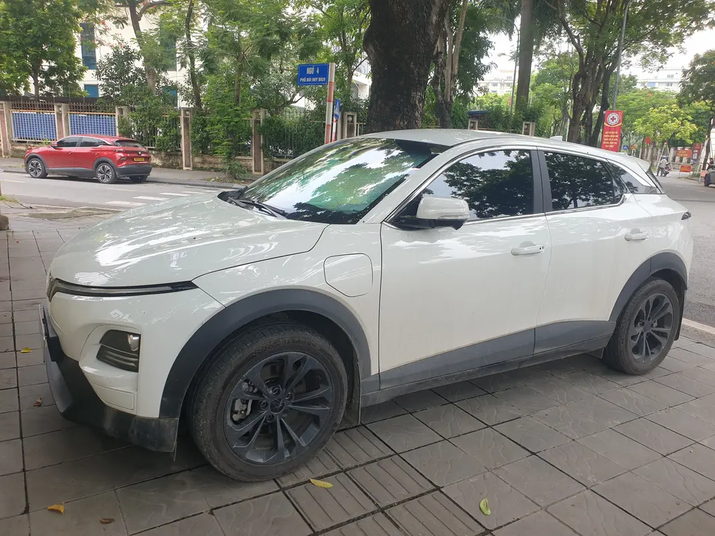 VinFast windshield glass installation by Kính Ô Tô Thiên Kế, professional fitting image.
