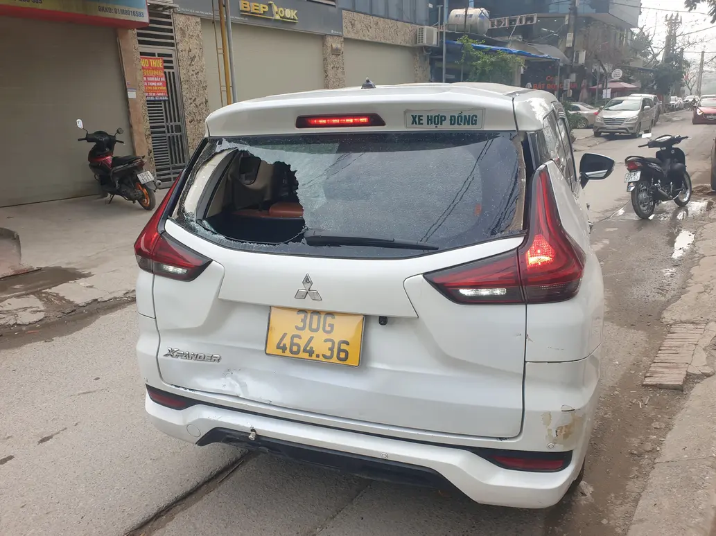 Static windshield calibration setup with HUD and ADAS target boards at Kính Ô Tô Thiên Kế service center.