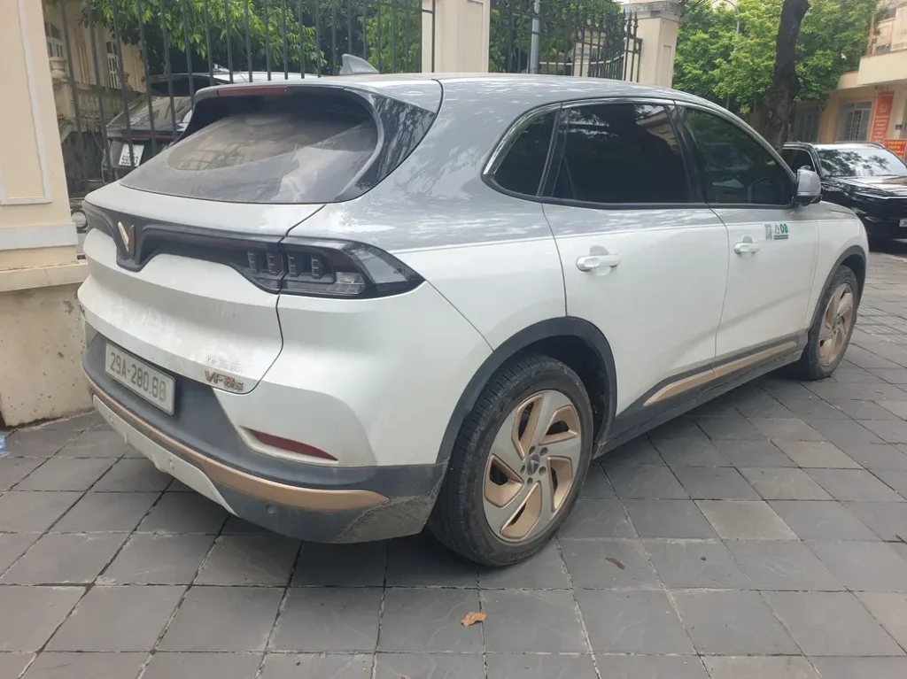 hình ảnh thi công lắp đặt kính tại Kính ô tô Thiên Kế