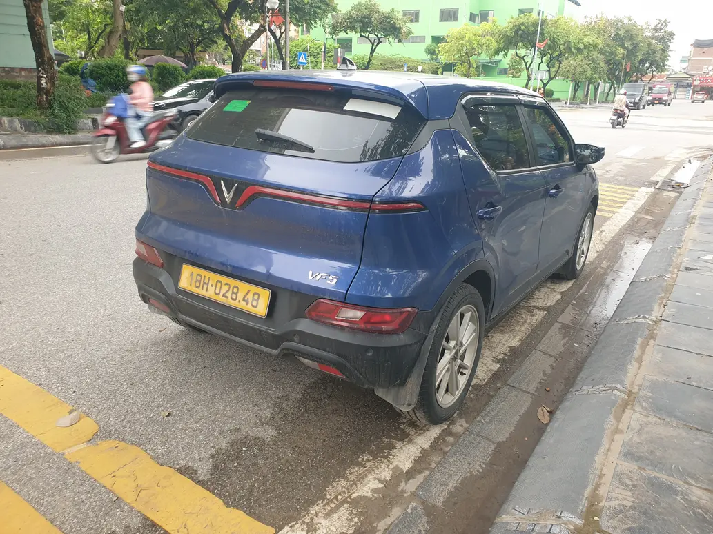 Peugeot 3008 OEM windshield replacement installation with rain sensor at Kính ô tô Thiên Kế