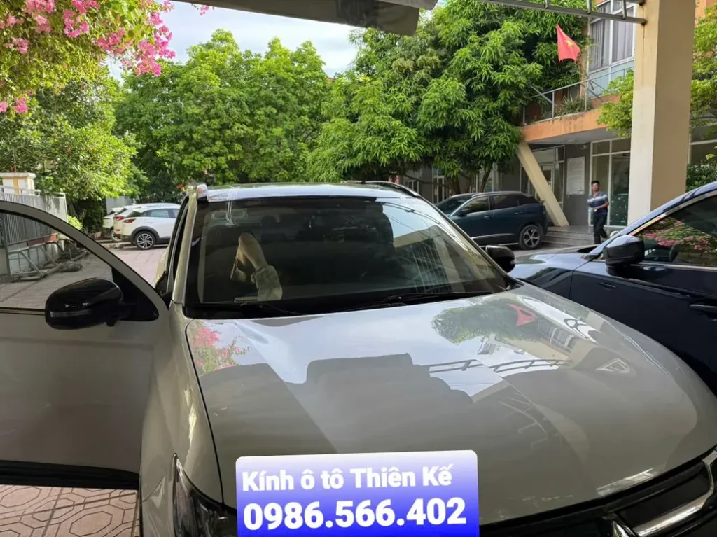 hình ảnh thi công lắp đặt kính tại Kính ô tô Thiên Kế
