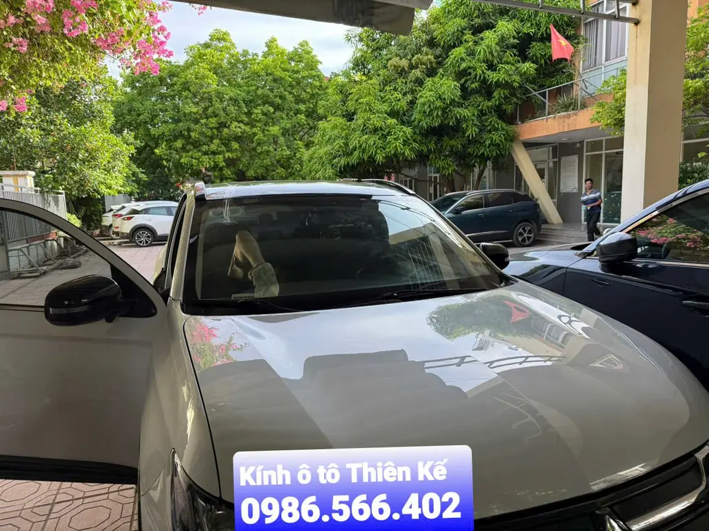hình ảnh thi công lắp đặt kính tại Kính ô tô Thiên Kế Peugeot windshield replacement installation at Thiên Kế Auto Glass Hanoi